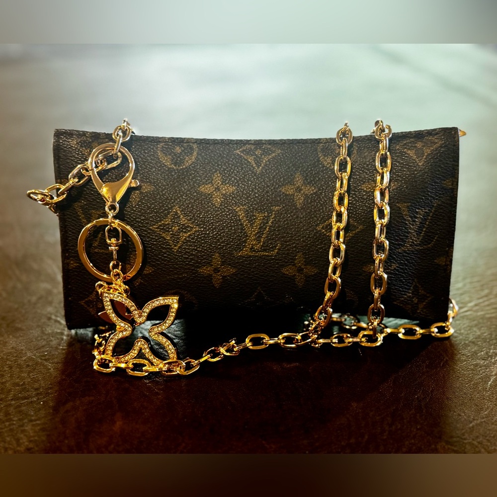 Louis Vuitton Monogram Poche Toilette
Cosmetics Pouch Purse/converted 71/2 x4 - Picture 3 of 17